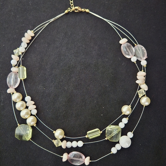 Short 3 strand necklace - light green pink crystals & faux perls on wire - Picture 3 of 8